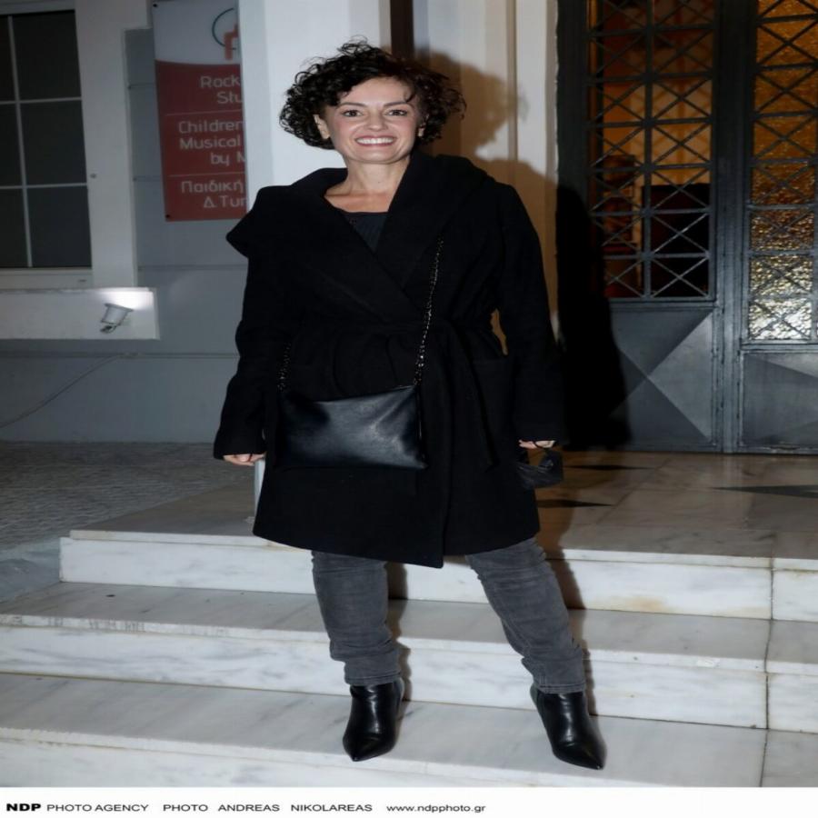 Γυναικάρα μέχρι σήμερα: Η Ναταλίτσα από το 50 – 50 με καστανό σγουρό μαλλί και πλατύ χαμόγελο