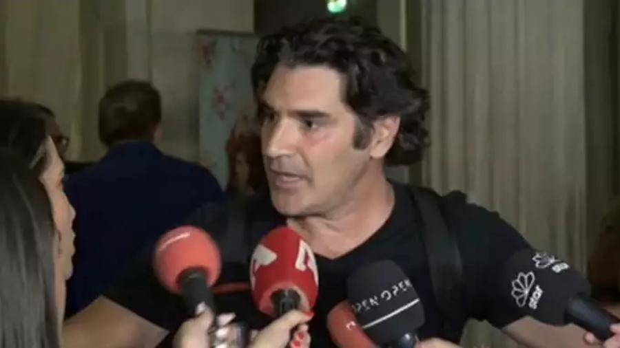 «Τι μου το λέτε αυτό ζωντανά ρε παιδιά;»: Έμεινε άφωνος ο Χριστόφορος Παπακαλιάτης μπροστά στην κάμερα