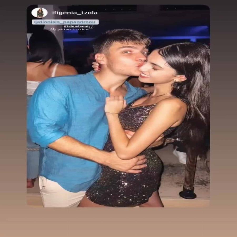 Το καυτό φιλί και η τρυφερή αγκαλιά: Ο Διονύσης Παπανδρέου και η Ιφιγένεια Τζόλα σε βραδινή έξοδο λίγο πριν την πρεμιέρα της “Γης της Ελιάς”