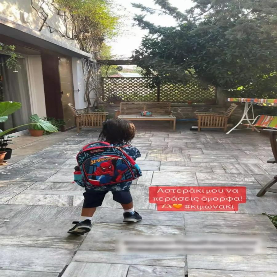 Τρυφερές αναρτήσεις με σχολικές τσάντες: Οι Ελληνίδες celebrities έστειλαν τα παιδιά τους πρώτη μέρα στο σχολείο