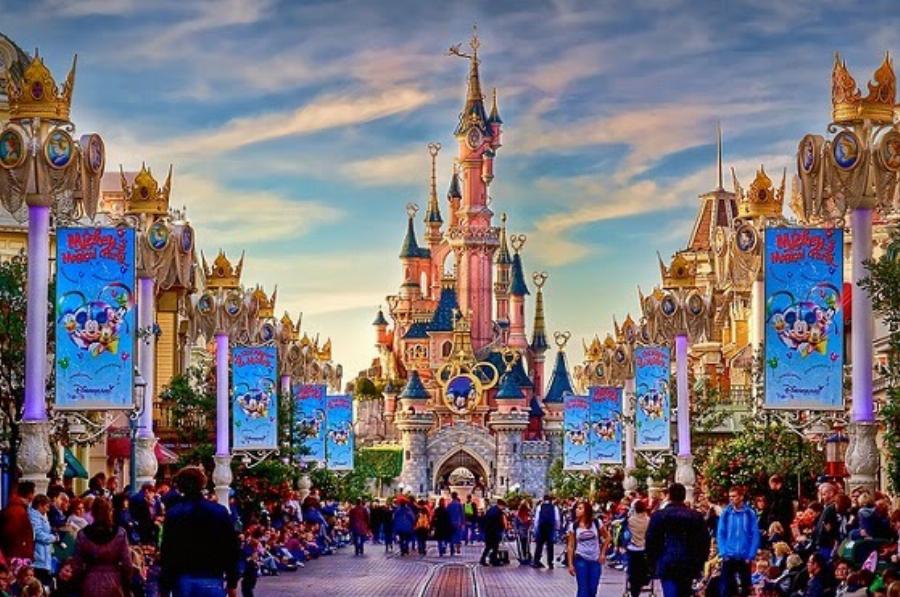 Μεγάλη ευκαιρία για όλους: Στην Αθήνα η Disneyland ψάχνει Έλληνες να εργαστούν στο Παρίσι