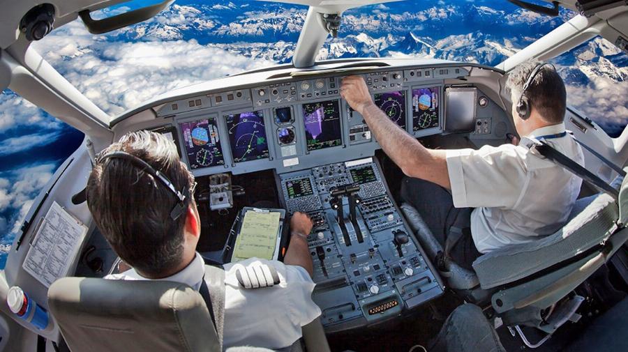 Επική ανακοίνωση από πιλότο πτήσης Σαντορίνη – Αθήνα: Αποθεώθηκε παρά τη δίωρη καθυστέρηση, «το πατήσαμε λίγο παραπάνω»