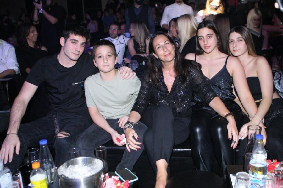 Γιάννης Πλούταρχος: Η σπάνια δημόσια εμφάνιση με την σύζυγο και μητέρα των 5 παιδιών του