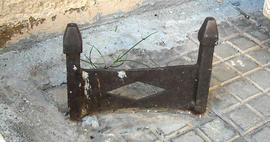Ελάχιστοι το γνωρίζουν: Το ποδόμακτρο είναι το περίεργο σίδερο στις εισόδους των παλιών σπιτιών – Ποια ήταν η χρήση του