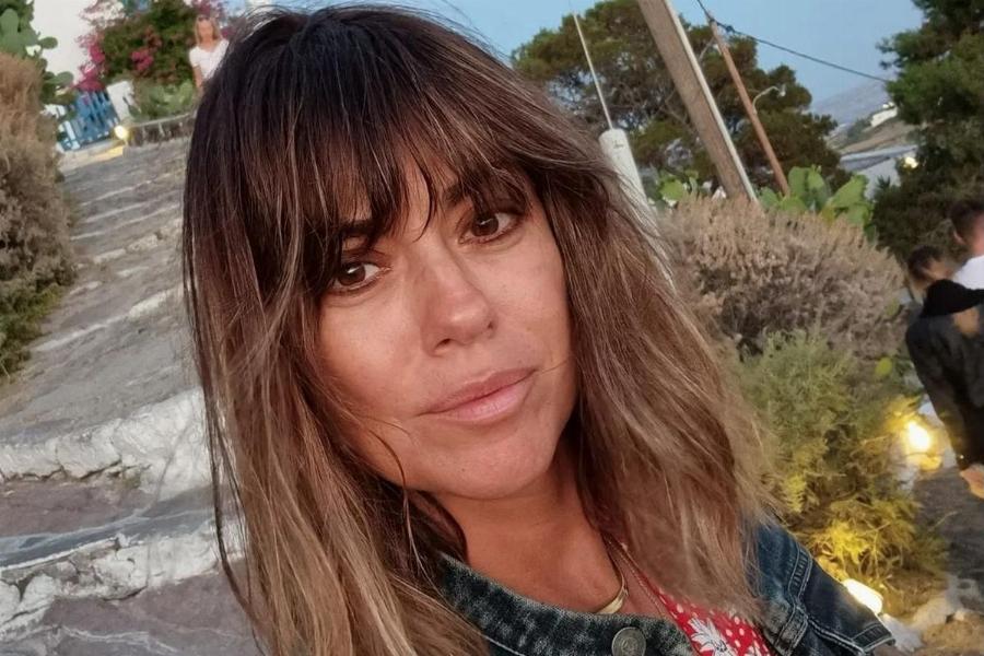 Πιο εντυπωσιακή από ποτέ η σύζυγος του Βασίλη Χαραλαμπόπουλου αρνείται να αποχαιρετήσει το καλοκαίρι και ποζάρει με μπικίνι