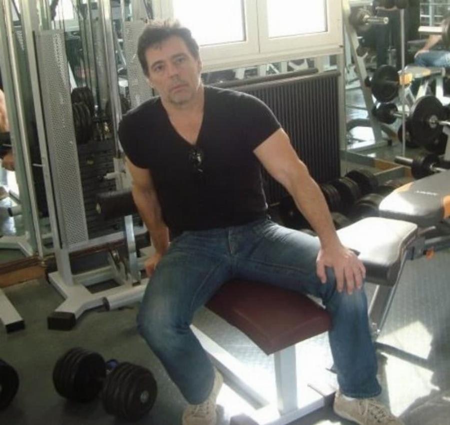 Αγνώριστος με μούσια και γκρίζα μαλλιά: Ούτε η Ελένη Μενεγάκη δεν θα γνώριζε σήμερα τον πρώτο της σύζυγο