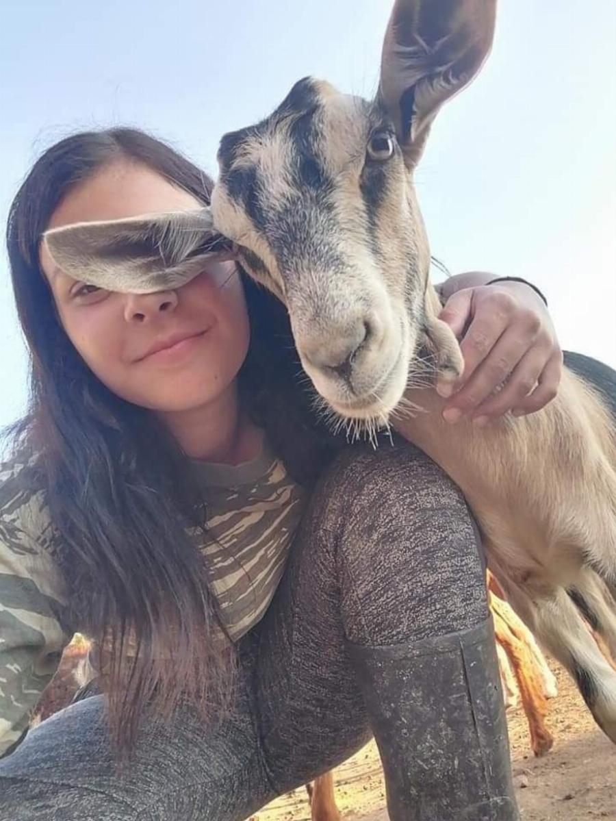 Η ζωή της Μαρίας Ρέτσας στην κτηνοτροφία: Η 20χρονη που βόσκει 100 γιδοπρόβατα στην Εύβοια δίνει ελπίδα για την νέα γενιά