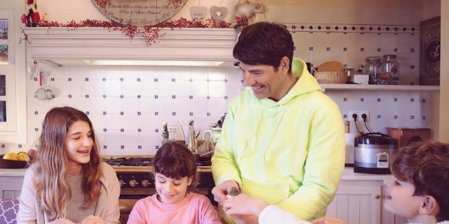 Αναστασία Ρουβά: Η κόρη των Σάκη Ρουβά και Κάτια Ζυγούλη έγινε 12 και είναι μια γλυκύτατη δεσποινίδα που είναι ίδια με τη μαμά της