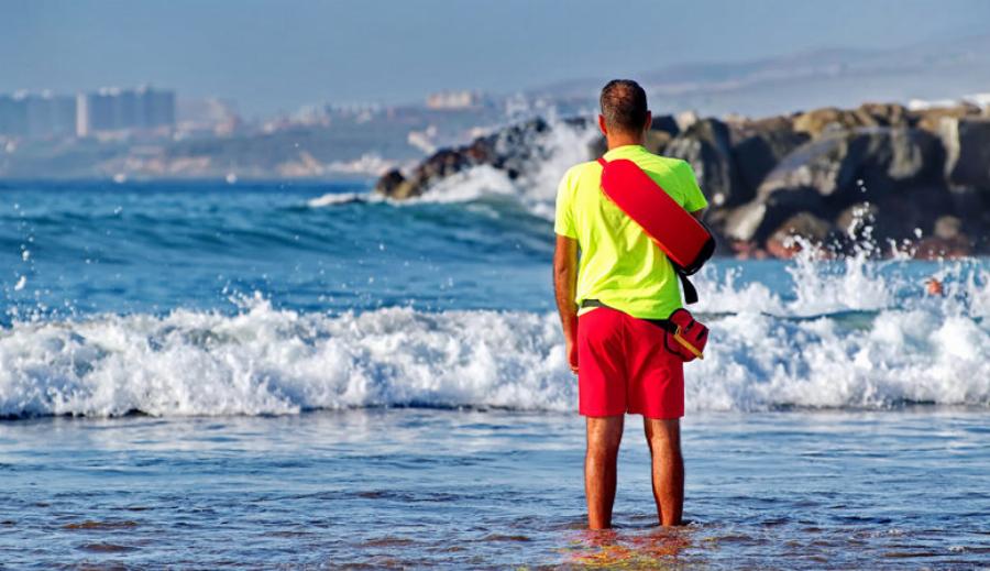 Άκουσε τα κλάματα ο ναυαγοσώστης: Άφησε το μωρό στο αυτοκίνητο και πήγε για μπάνιο – Πώς σώθηκε το παιδί