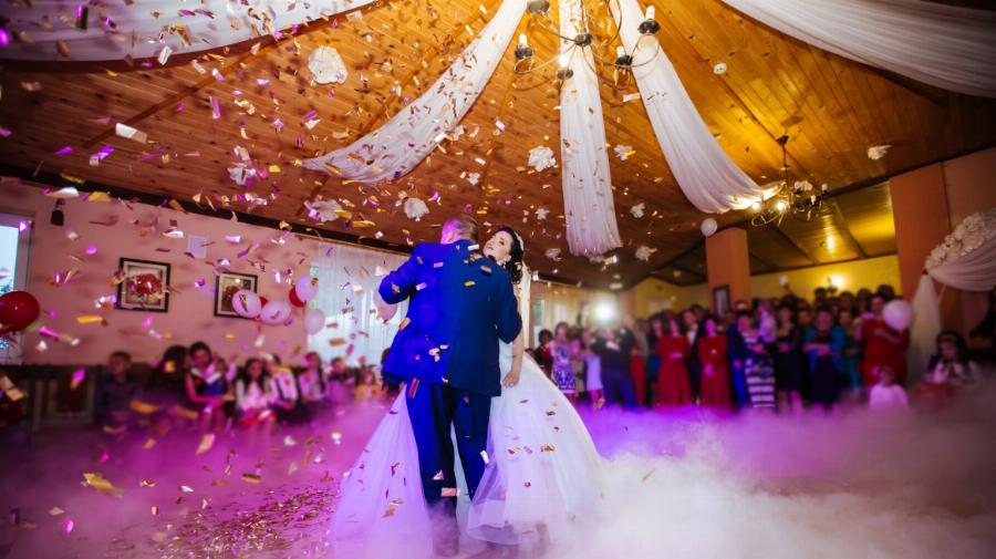 Χαμός στην Αχαΐα: Πεθερά «τσάκωσε» τη νύφη με τον εραστή της στο γλέντι του γάμου