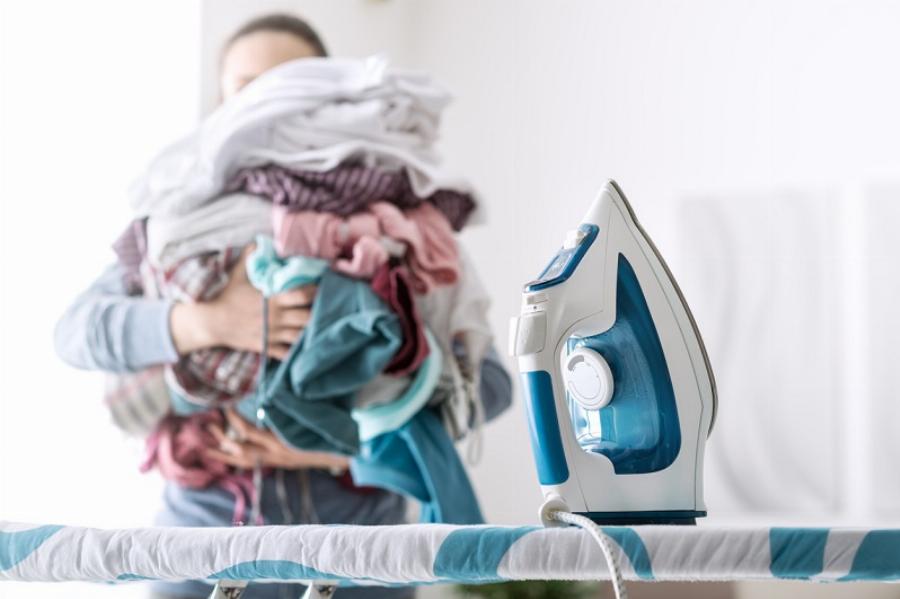 Εύκολα και γρήγορα: Οι 6 έξυπνοι τρόποι για γλυτώσετε χρόνο από το σίδερο