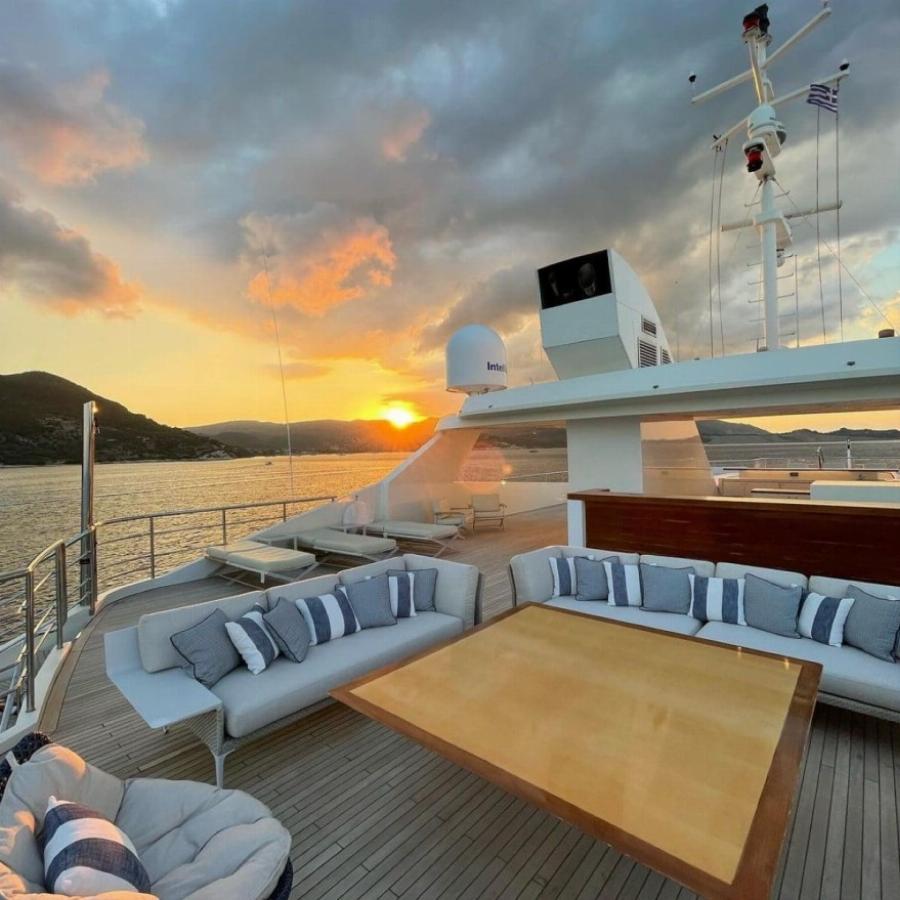 Σε γιοτ αξίας εκατομμυρίων με τρεις ορόφους: Οι λουσάτες διακοπές Μαριέττας Χρουσαλά και Λέοντα Πατίτσα στην Ελλάδα