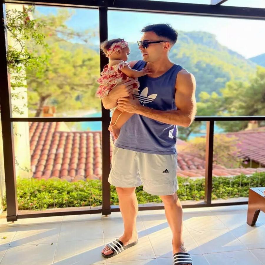 Τους στηρίζουν και στα δύσκολα και στα εύκολα: Οι γυναίκες πίσω από τους παίκτες της Εθνικής ομάδας που σάρωσε στο Eurobasket 2022