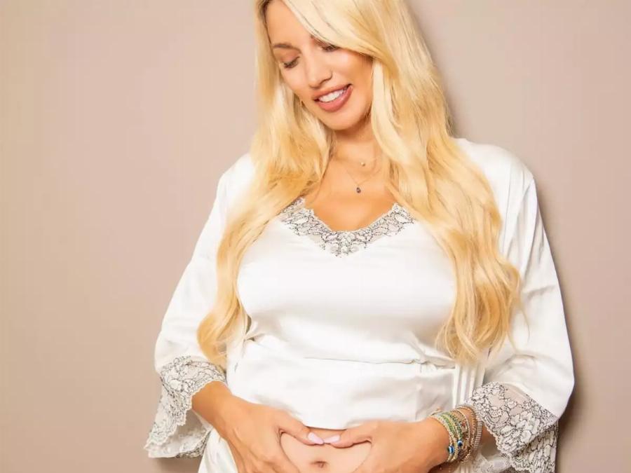 Με φουσκωμένη κοιλίτσα χωρίς να κρύβεται πια:  Η πρώτη φωτό της Σπυροπούλου μετά την αποκάλυψη της εγκυμοσύνης