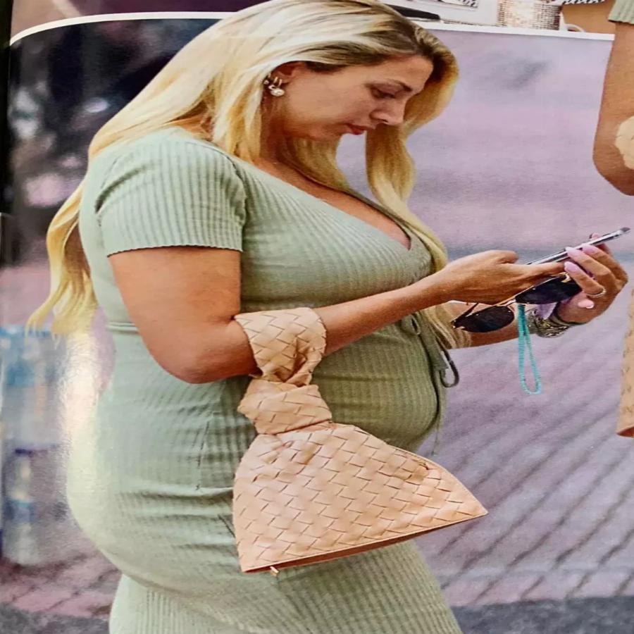 Πλέον δεν κρύβεται η Κωνσταντίνα Σπυροπούλου: Εμφανίστηκε με στενό φόρεμα και μας έδειξε πόσο μηνών έγκυος είναι