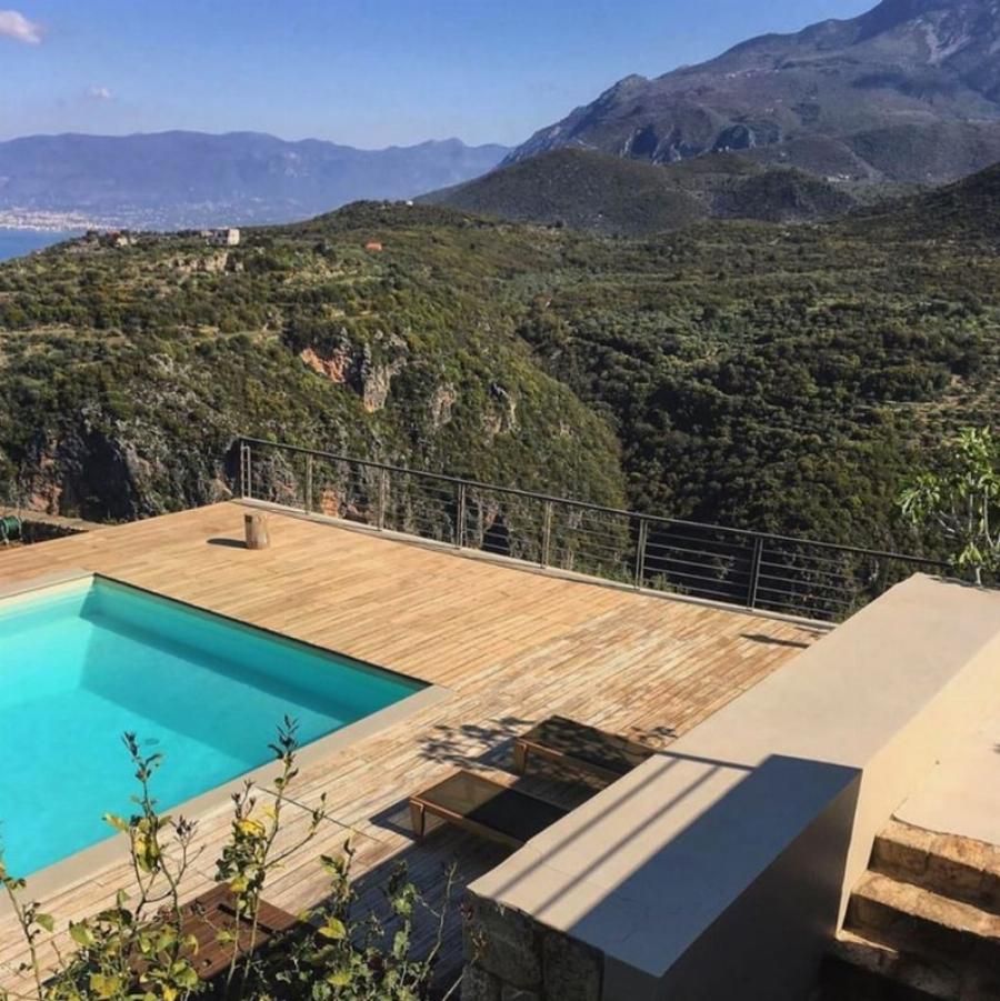 Πετρόχτιστο με υδρομασάζ και θέα το απέραντο γαλάζιο: Το πολυτελέστατο ξενοδοχείο των Σταυροπούλου-Χατζηπαναγιώτη στη Μεσσηνιακή Μάνη