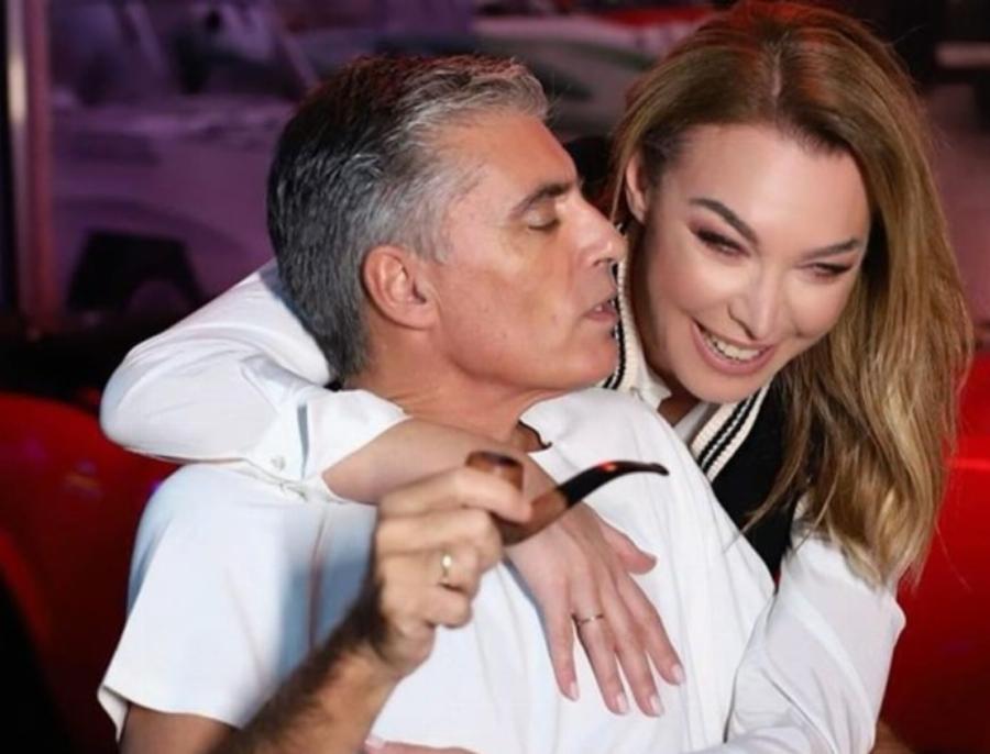 Είναι κούκλα και απόλυτα επιτυχημένη: Η άγνωστη αδελφή του Νίκου Ευαγγελάτου και η δουλειά στην τηλεόραση