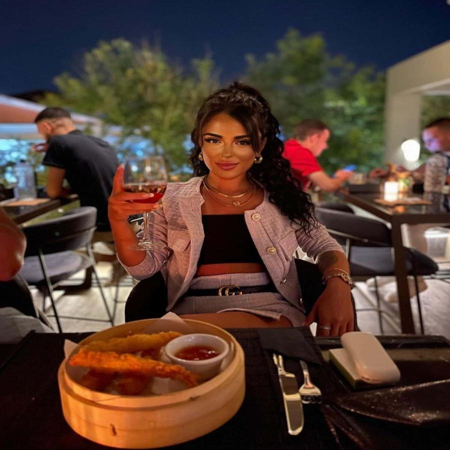 Με τρέσες και έντονες βλεφαρίδες: Ένα χρόνο μετά η Σύλια του Big Brother είναι αγνώριστη