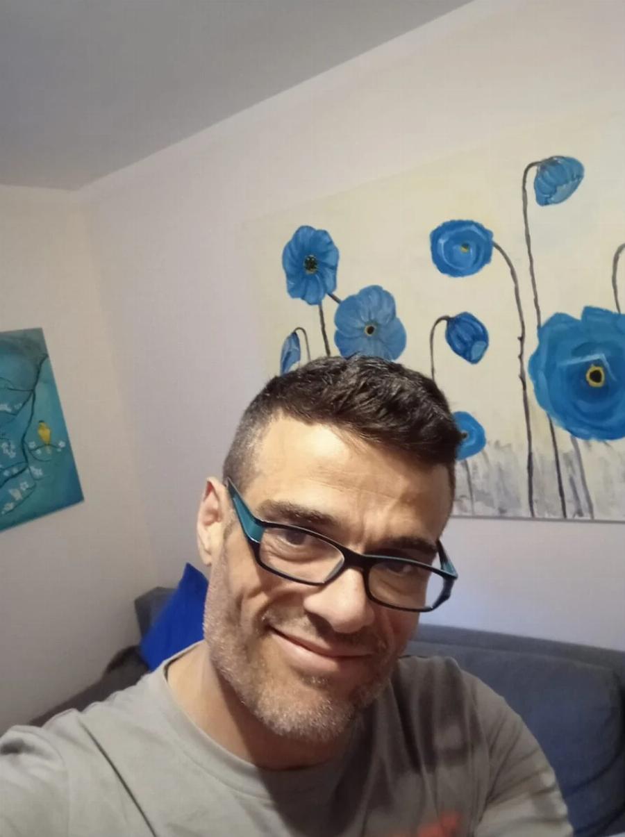 Από φοιτητής σε γοητευτικό ζεν πρεμιέ: Άλλος άνθρωπος ο Τέλης από το Εμείς κι Εμείς 24 χρόνια μετά