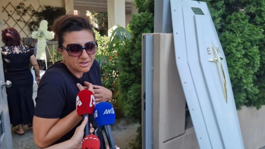 Το ύστατο αντίο στη 19χρονη Θάλεια: Συγγενείς και φίλοι στη Λάρισα αποχαιρετούν τη ναυτική δόκιμο: «Θέλουμε να μάθουμε από τι πέθανε»