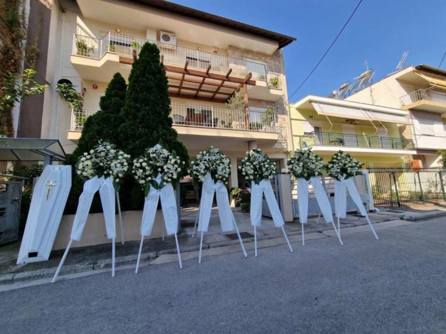 Το ύστατο αντίο στη 19χρονη Θάλεια: Συγγενείς και φίλοι στη Λάρισα αποχαιρετούν τη ναυτική δόκιμο: «Θέλουμε να μάθουμε από τι πέθανε»