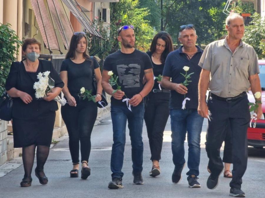 Το ύστατο αντίο στη 19χρονη Θάλεια: Συγγενείς και φίλοι στη Λάρισα αποχαιρετούν τη ναυτική δόκιμο: «Θέλουμε να μάθουμε από τι πέθανε»