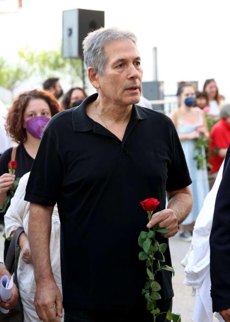 Κώστας Καζάκος: Ανείπωτη θλίψη στο τελευταίο «αντίο» στον σπουδαίο ηθοποιό