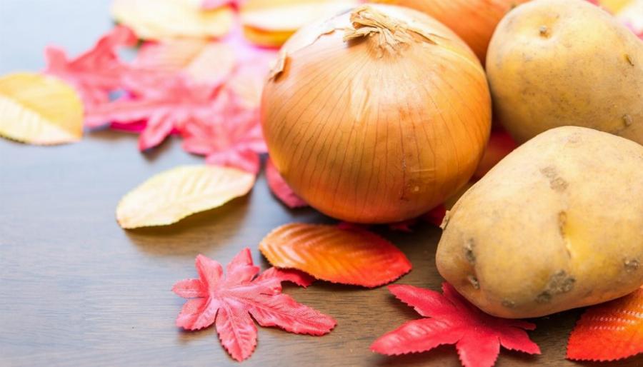 Είναι σοβαρό και κανείς δεν το γνωρίζει: Γιατί δεν πρέπει να αποθηκεύετε τις πατάτες στο ίδιο μέρος με τα κρεμμύδια