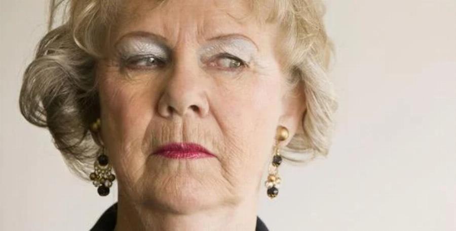 Εξομολόγηση αναγνώστριας: Η πεθερά μου εμφανίστηκε στη βάπτιση με κατακόκκινο μίνι φόρεμα 13ποντη γόβα και μαλλί καρπολάχανο