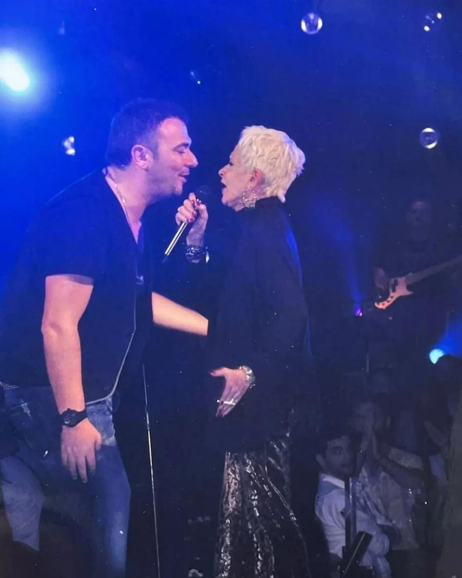 Και φωνή και κορμάρα: Η 79χρονη Τίτσα από το GNTM είχε πάρει το μικρόφωνο από τον Αντώνη Ρέμο για να κάνει ντουέτο μαζί του