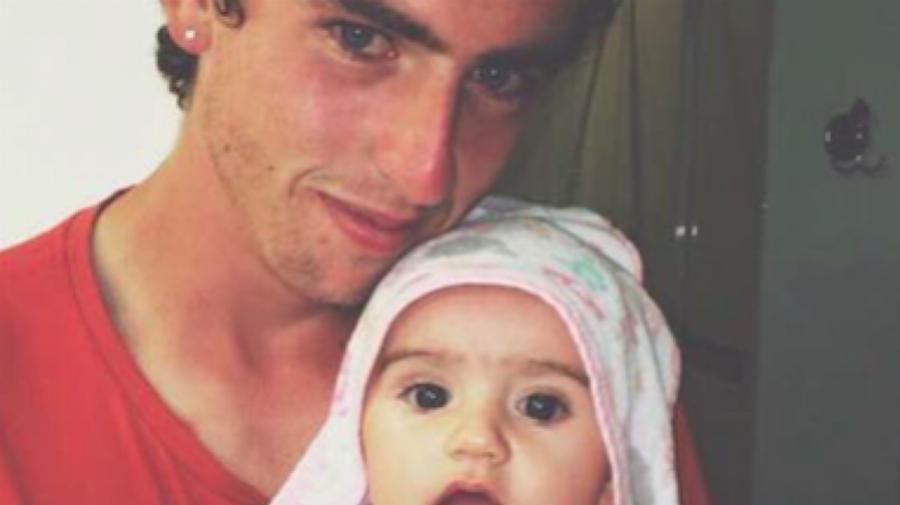 Η εξομολόγηση του νεαρού πατέρα μόλις 18 ετών: “Είμαι μόνος μπαμπάς και φέτος πέρασα στο Πανεπιστήμιο. Πώς θα πάρω μαζί μου το μωρό”;