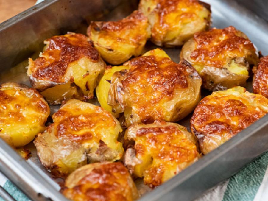 Οι σεφ αποκαλύπτουν το μυστικό τους: Οι πιο πεντανόστιμες πατάτες στον φούρνο με μια εύκολη συνταγή