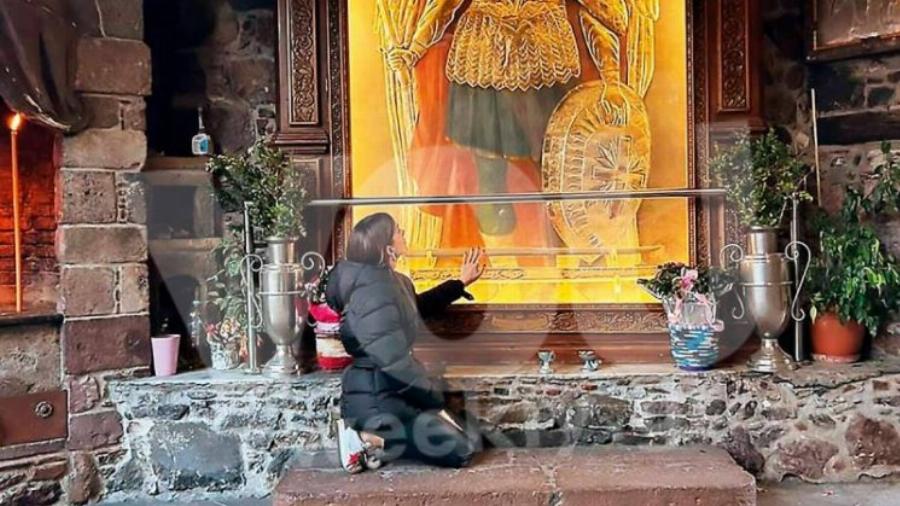 Η Σταματίνα Τσιμτσιλή γονατιστή στον Ταξιάρχη με τον Θέμη Σοφό: Η αλήθεια για το τέταρτο παιδί