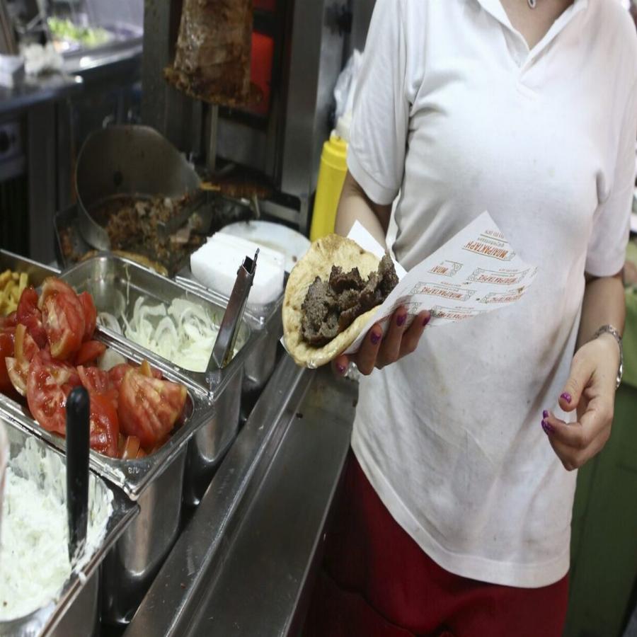 Αστρονομικός μισθός: Σουβλατζίδικο στο Δουβλίνο, προσφέρει «τρελά» λεφτά για Έλληνα «τυλιχτή»