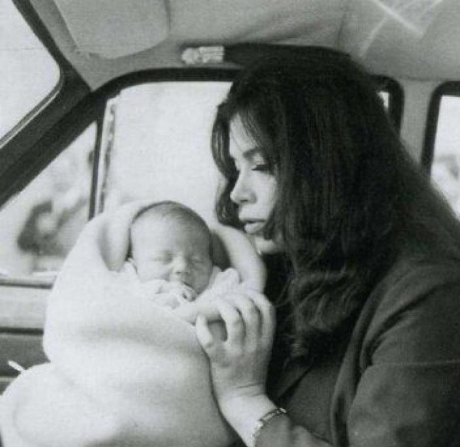 Τζένη Καρέζη: Τα 10 σπάνια στιγμιότυπα που δείχνουν την άγνωστη πλευρά της ως μητέρα και σύζυγος