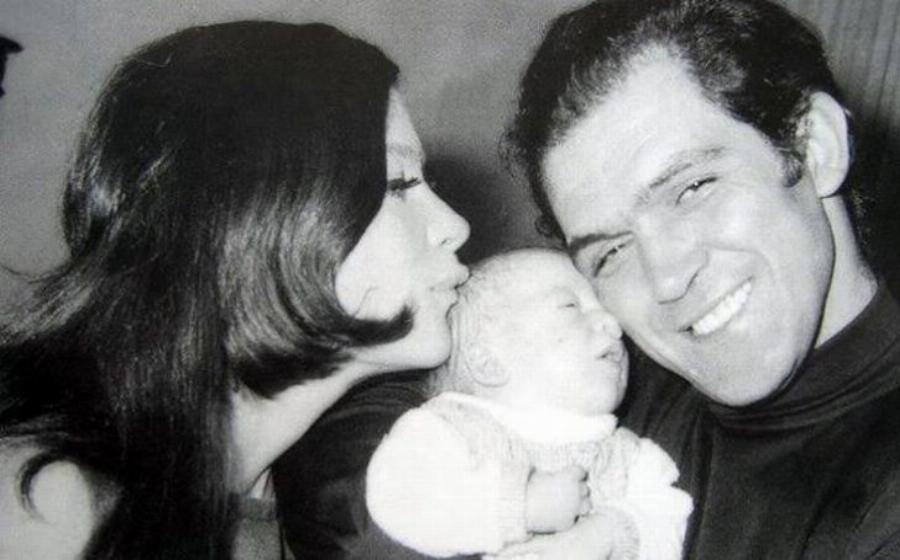 Τζένη Καρέζη: Τα 10 σπάνια στιγμιότυπα που δείχνουν την άγνωστη πλευρά της ως μητέρα και σύζυγος