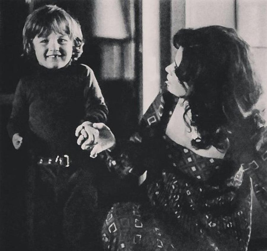 Τζένη Καρέζη: Τα 10 σπάνια στιγμιότυπα που δείχνουν την άγνωστη πλευρά της ως μητέρα και σύζυγος