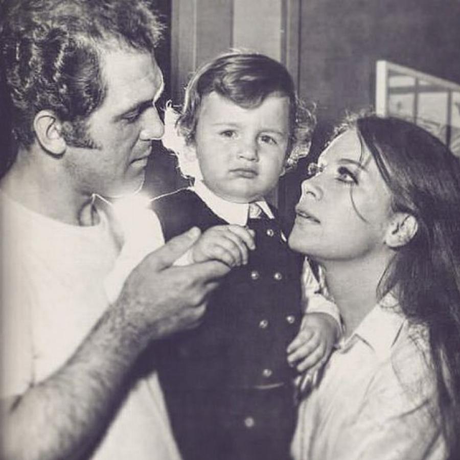 Τζένη Καρέζη: Τα 10 σπάνια στιγμιότυπα που δείχνουν την άγνωστη πλευρά της ως μητέρα και σύζυγος