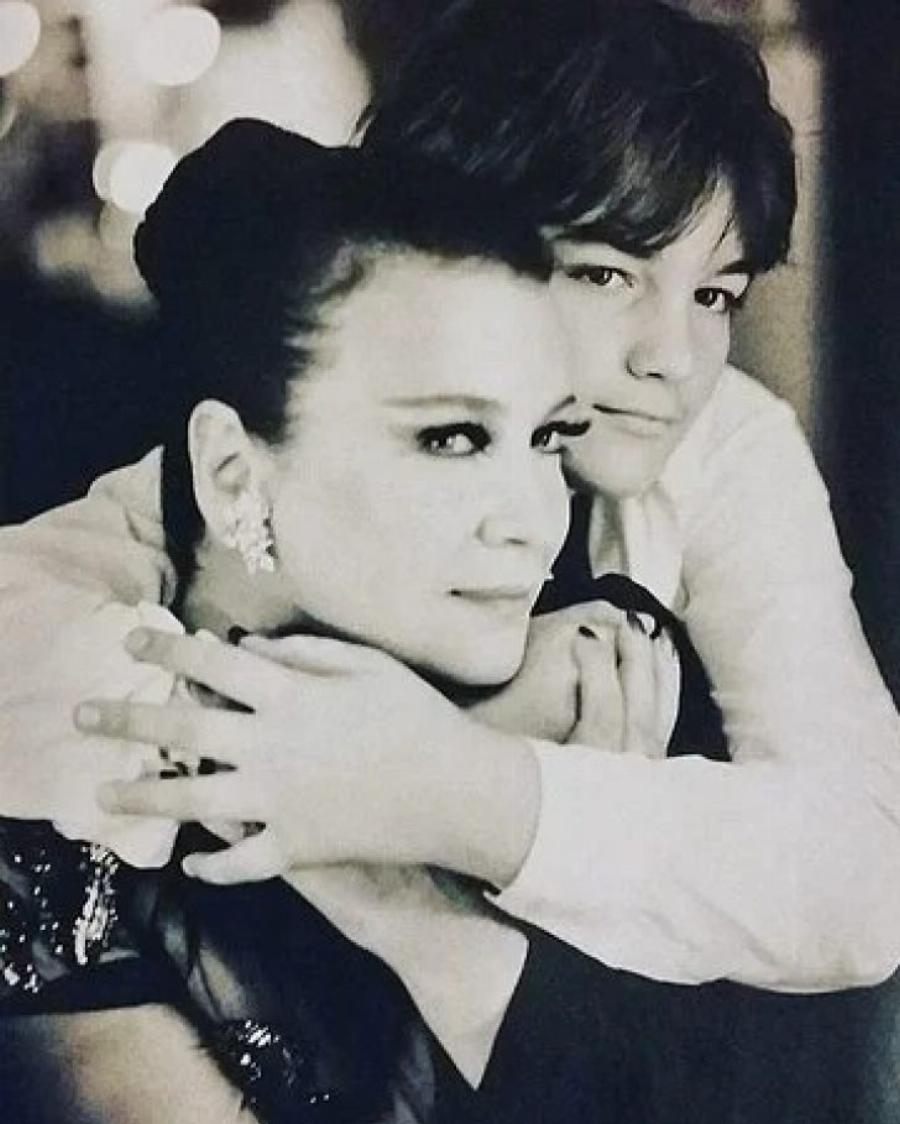 Τζένη Καρέζη: Τα 10 σπάνια στιγμιότυπα που δείχνουν την άγνωστη πλευρά της ως μητέρα και σύζυγος