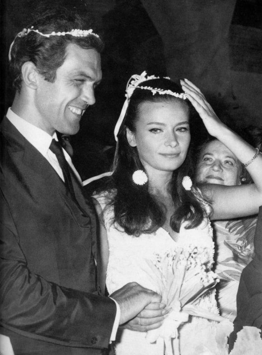 Τζένη Καρέζη: Τα 10 σπάνια στιγμιότυπα που δείχνουν την άγνωστη πλευρά της ως μητέρα και σύζυγος