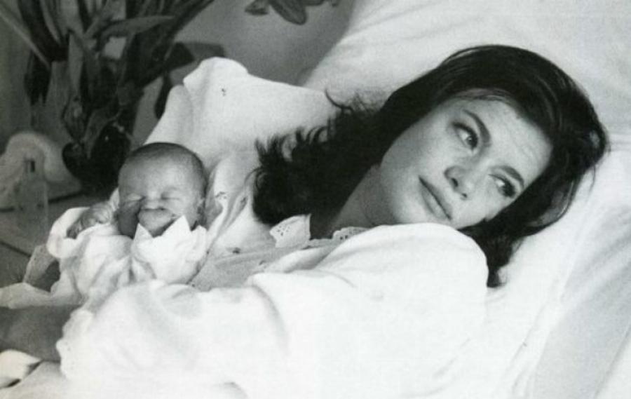 Τζένη Καρέζη: Τα 10 σπάνια στιγμιότυπα που δείχνουν την άγνωστη πλευρά της ως μητέρα και σύζυγος