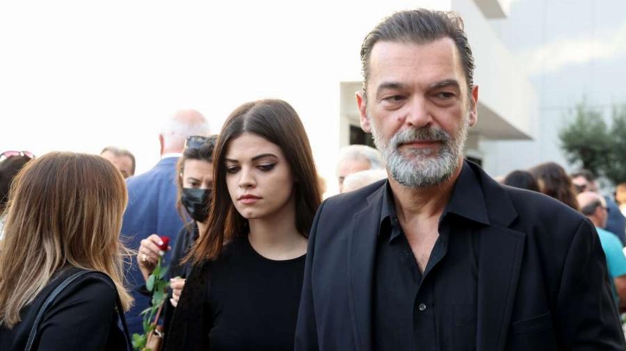 Κώστας Καζάκος: Ανείπωτη θλίψη στο τελευταίο «αντίο» στον σπουδαίο ηθοποιό