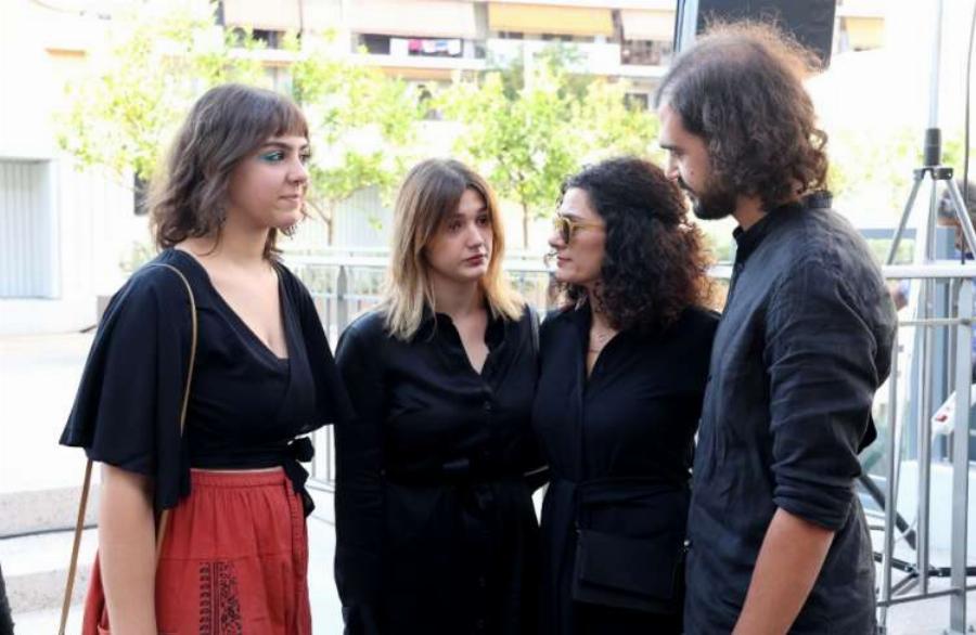 Κώστας Καζάκος: Ανείπωτη θλίψη στο τελευταίο «αντίο» στον σπουδαίο ηθοποιό