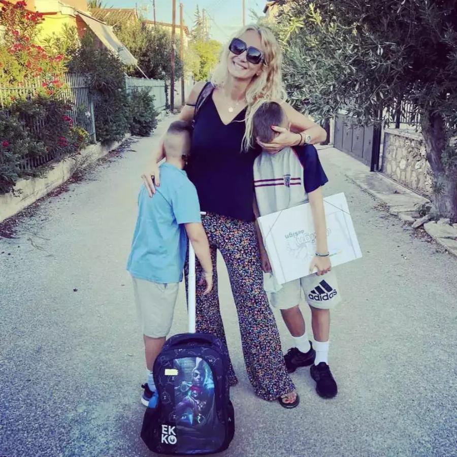 Τρυφερές αναρτήσεις με σχολικές τσάντες: Οι Ελληνίδες celebrities έστειλαν τα παιδιά τους πρώτη μέρα στο σχολείο