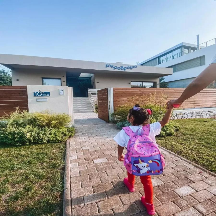 Τρυφερές αναρτήσεις με σχολικές τσάντες: Οι Ελληνίδες celebrities έστειλαν τα παιδιά τους πρώτη μέρα στο σχολείο