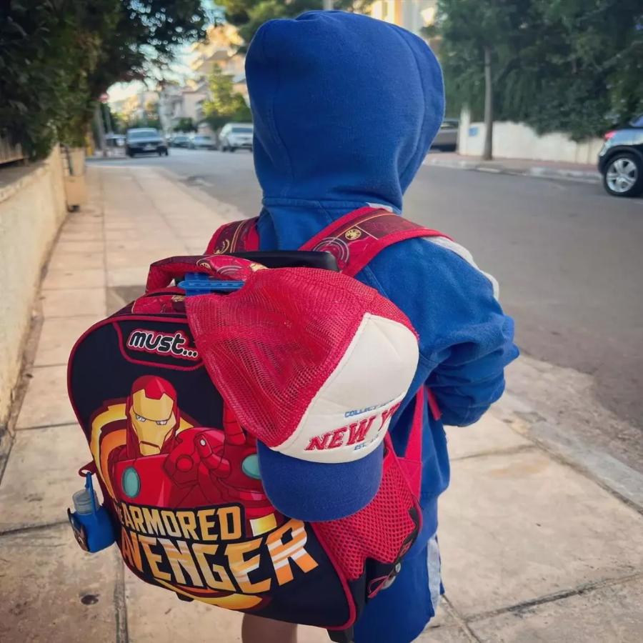 Τρυφερές αναρτήσεις με σχολικές τσάντες: Οι Ελληνίδες celebrities έστειλαν τα παιδιά τους πρώτη μέρα στο σχολείο