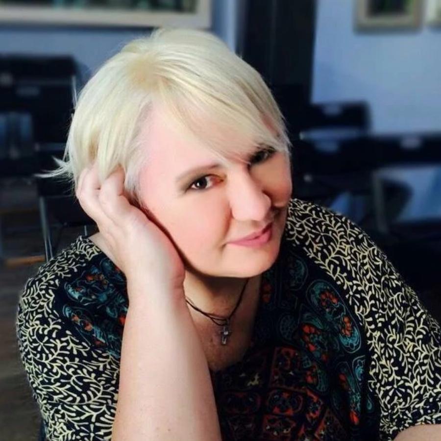 «Γυναίκες ενωμένες»: Η  Καίτη Φίνου κόβει τα μαλλιά της για τις γυναίκες στο Ιράν