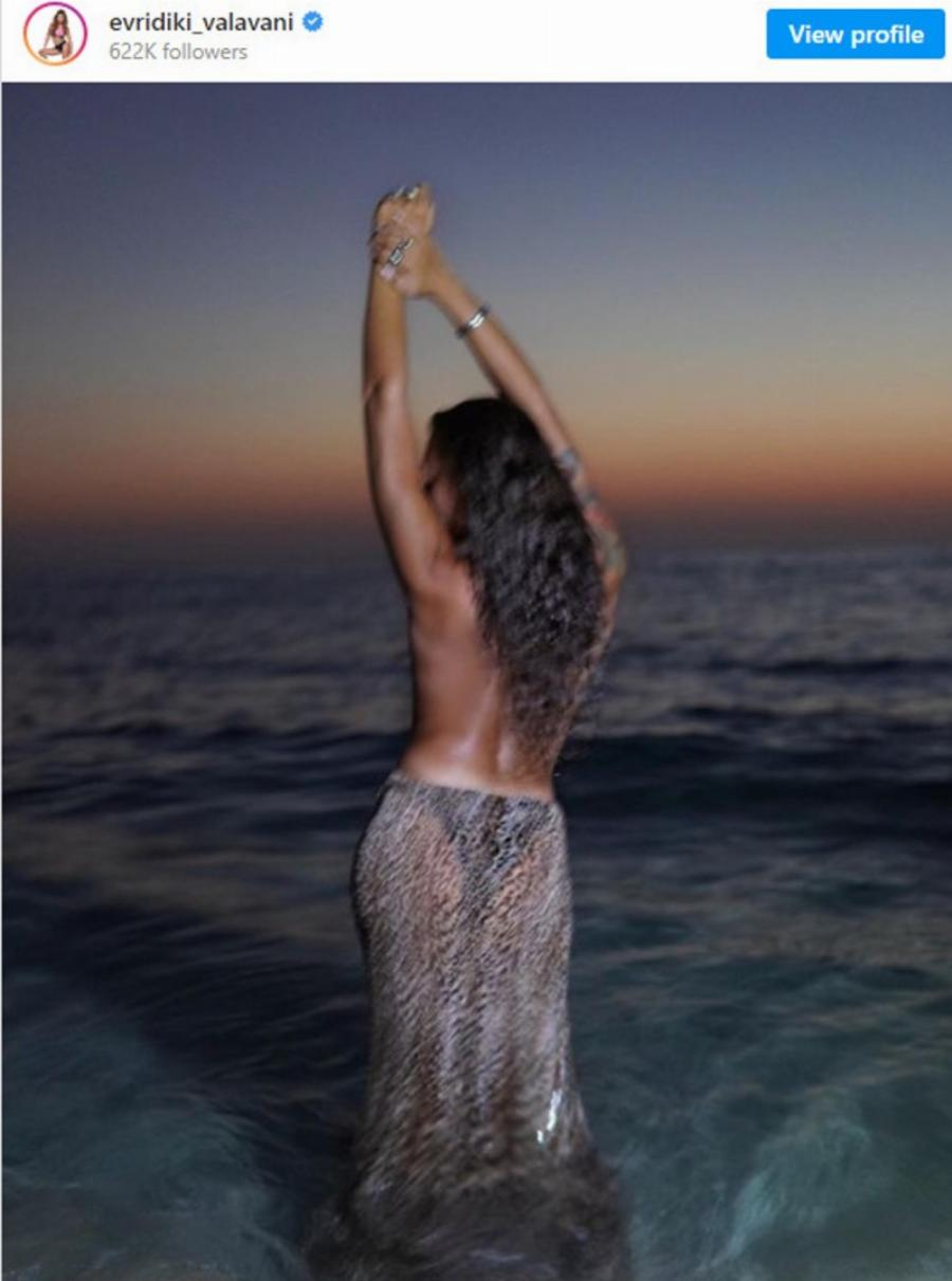 Μοίρασε «εγκεφαλικά» η Ευρυδίκη Βαλαβάνη: Αποχαιρέτησε το καλοκαίρι με μία τόπλες φωτογραφία