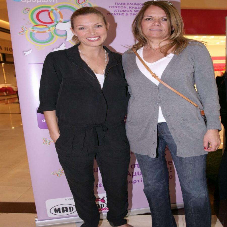 Η μητέρα της Βίκυς Καγιά περισσότερο μοιάζει με αδερφή της: Την έκανε στα 17 της και θα μπορούσε άνετα να γίνει το επόμενο GNTM