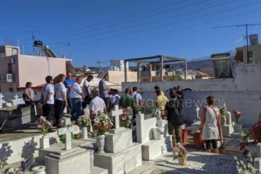 Ανείπωτη θλίψη στο τελευταίο “αντίο”: Δραματικές στιγμές στην κηδεία της 4χρονης που έχασε την ζωή της από πείνα και δίψα